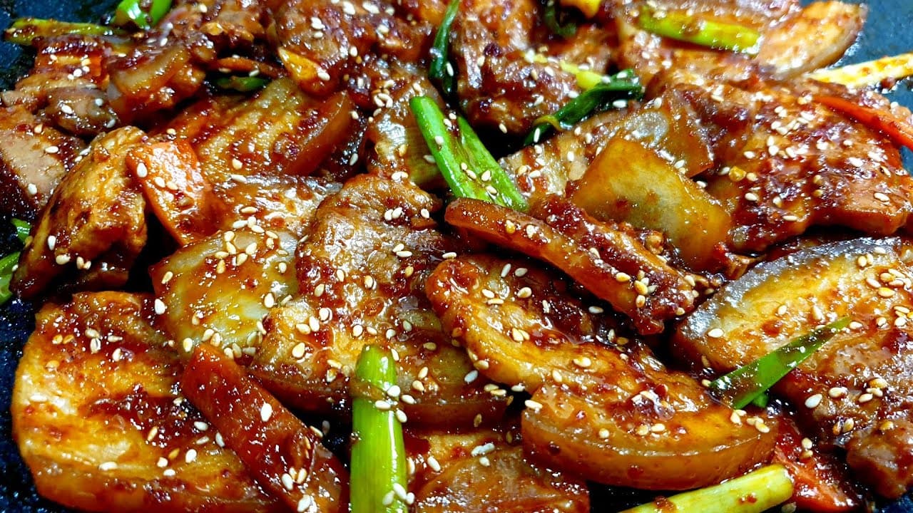 Spicy Stir-fried Pork Belly (Jeyuk Bokkeum) (삼겹살 제육볶음) - Korean recipe