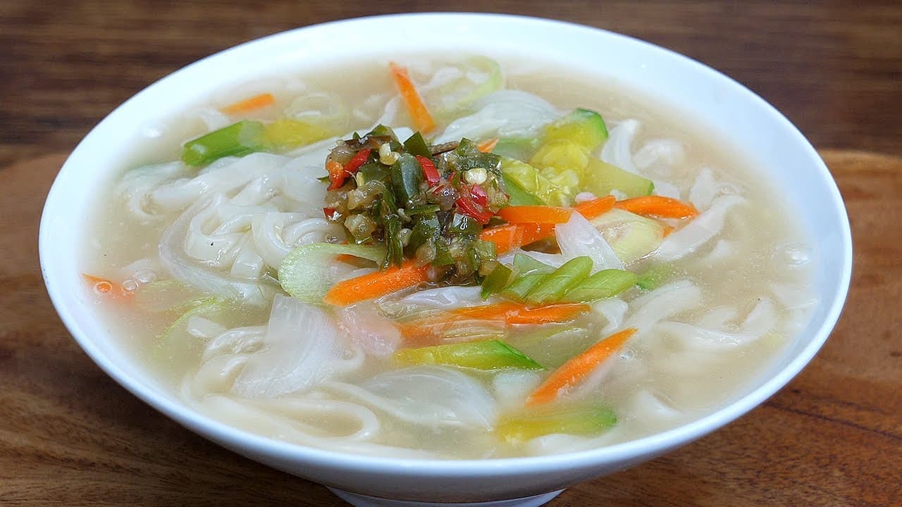 Myeolchi Kalguksu (Anchovy Noodle Soup) (멸치칼국수) - Korean recipe
